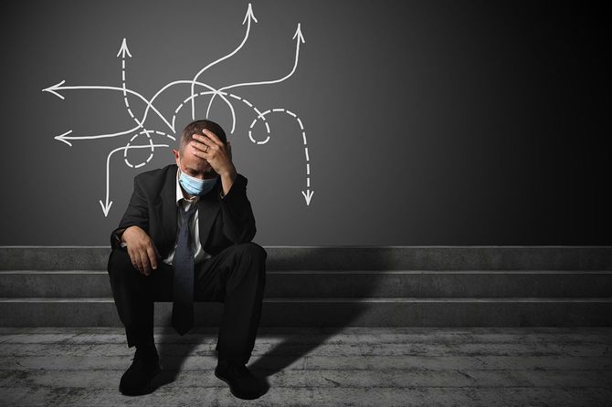 頭を抱えて悩むビジネスマンのイメージ