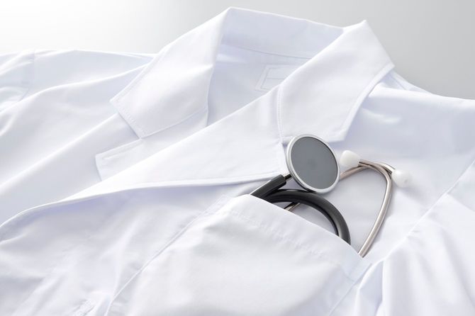 白衣の胸ポケットには聴診器