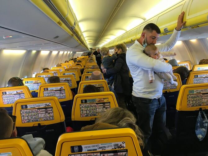 欧州内を飛ぶフライトはどの区間もどこの区間もほぼ満席で飛んでいる(4月4日LCCライアンエアー機内にて)