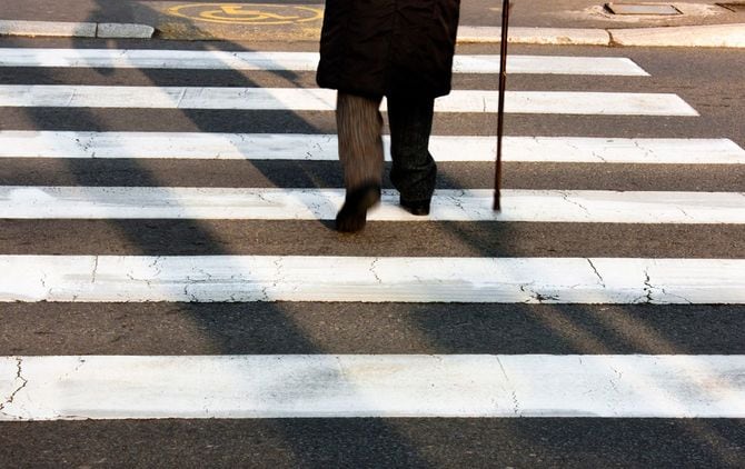 高齢者の杖歩行