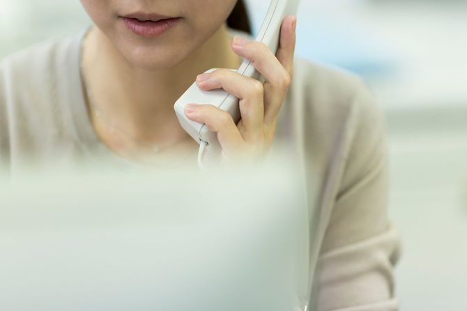 電話をする女性