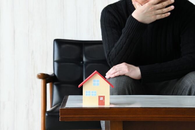 家のオブジェクトと思考する男