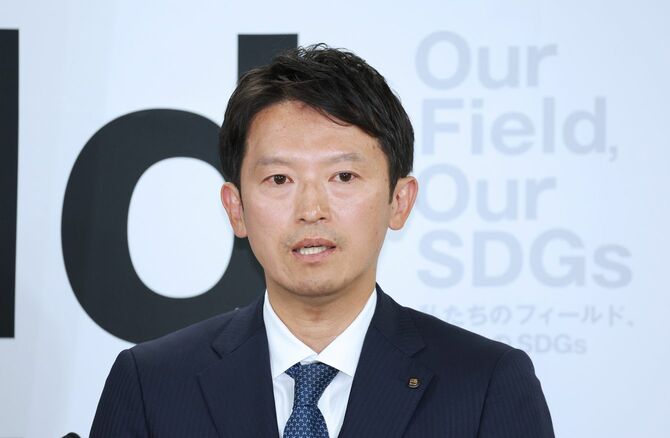 就任記者会見する斎藤元彦兵庫県知事=2024年11月19日午後、神戸市中央区