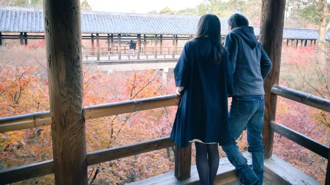 京都・東福寺で、紅葉を楽しむ日本人カップル