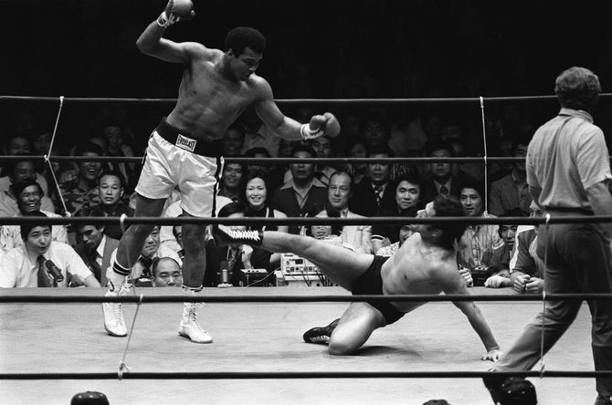 ボクシング世界ヘビー級チャンピオン、モハメド・アリ対NWFヘビー級チャンピオン、アントニオ猪木の格闘技世界一決定戦。寝技で足を狙う猪木の戦法にアリが攻めあぐみ、引き分け、“最低の試合に最高のファイトマネー”だった（＝1976年6月26日東京・日本武道館）