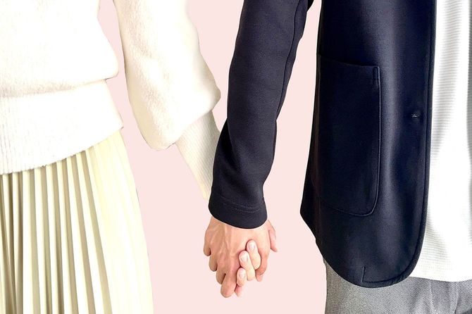 手をつないだ男女