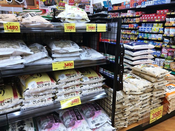 コメ売り場の棚