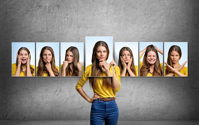 女性は彼女の顔のポートレートおよび変更、さまざまな感情