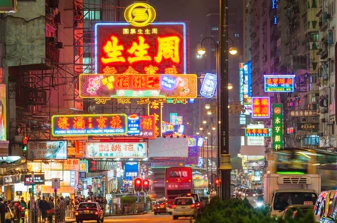 明るいネオンサインでカラフルな九龍、香港、中国