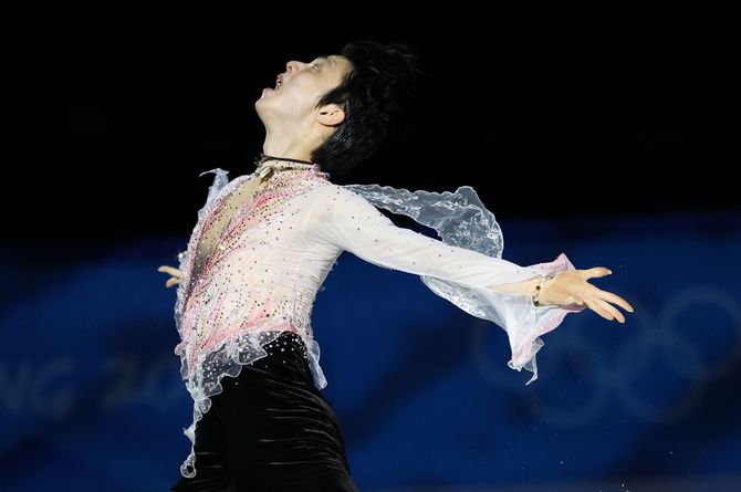 北京冬季オリンピックのエキシビションで演技する羽生結弦選手