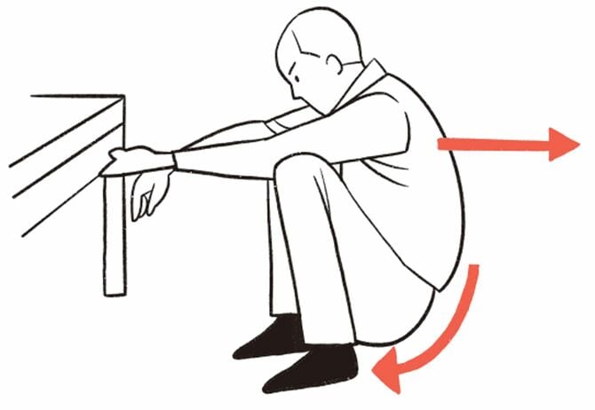ヤンキー座りに慣れない場合は、手すりにつかまりながら座るところから始めてみるとやりやすい