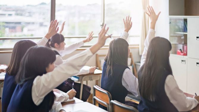 挙手する女子生徒たち