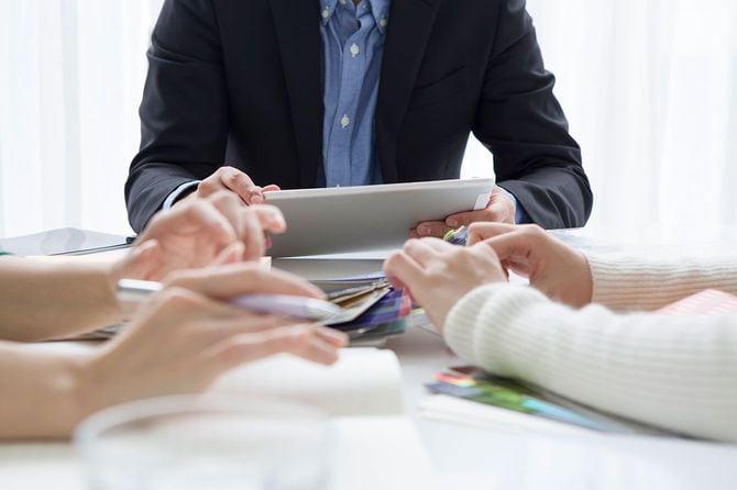 ミーティングをする3人