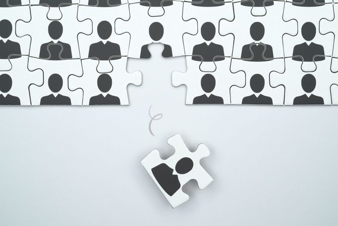 列から転げ落ちるパズルのピース