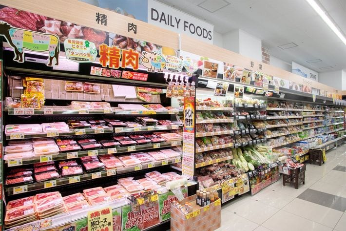 一部店舗で精肉コーナーを導入している