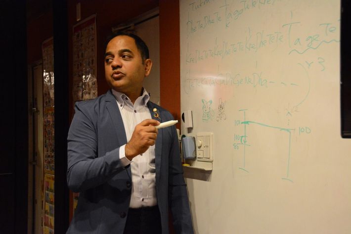 海外出身者として初めて日本の公立高校の公募校長に就任したプラニク・ヨゲンドラ（通称よぎ）さん