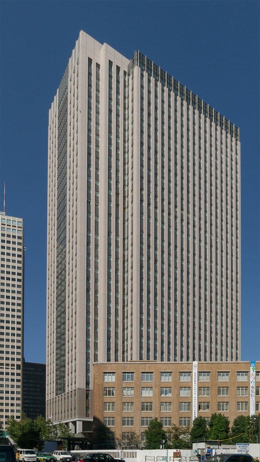 文部科学省が入る霞が関コモンゲート東館(中央合同庁舎第7号館)。手前に旧文部省庁舎