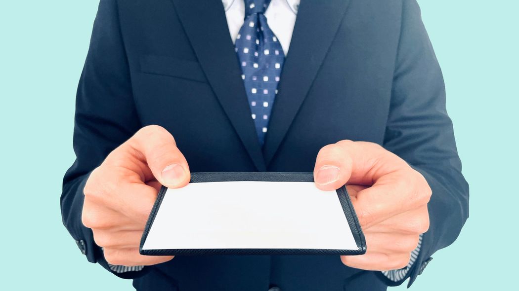 ｢あ､名刺切らしていた…｣初対面の挨拶の"冷や汗窮地"を上品にリカバリーする4文字のクッション言葉 言いにくいことを穏やかに伝える大人の語彙