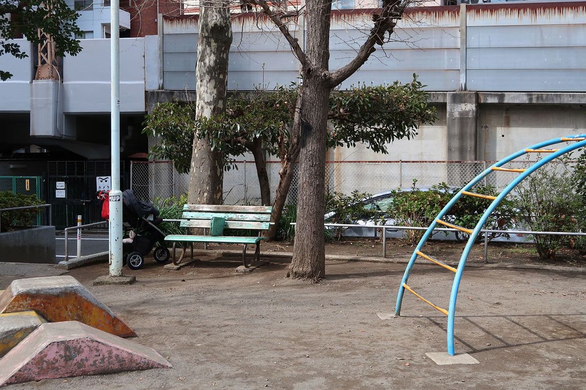 【画像2】現場に一番近い幡ヶ谷第一公園にある排除ベンチ（手前左と奥）