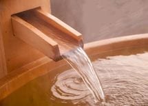 高収入世帯 老後崩壊の理由は温泉と妊娠