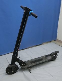 大阪市内の歩道で女性がひき逃げされた事件で、逮捕された男が乗っていた電動キックスケーター