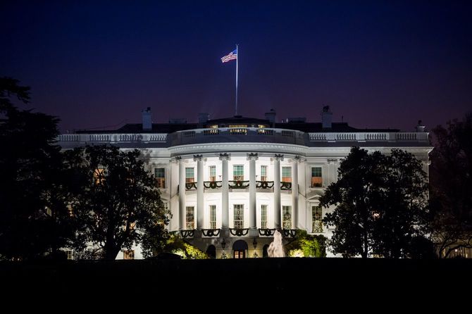 夜のホワイトハウス