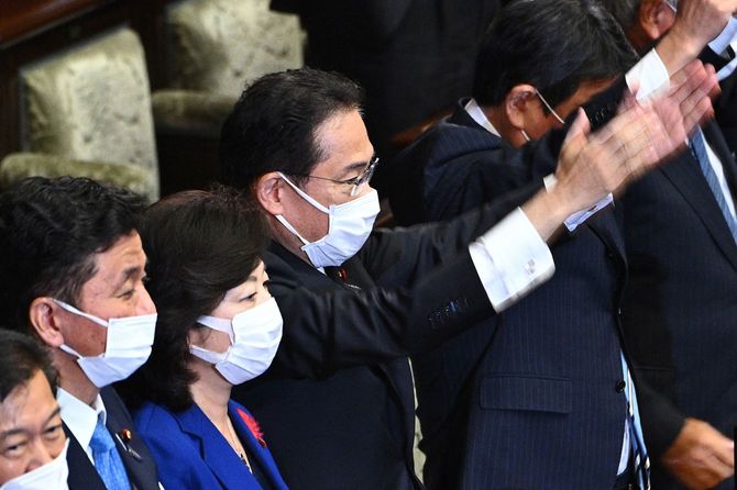 衆議院が解散し、拍手する岸田文雄首相＝2021年10月14日、国会内