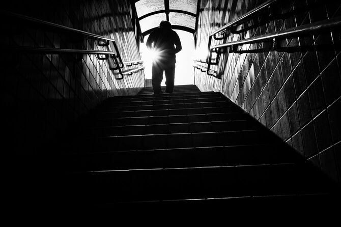 階段を登る男性のシルエット