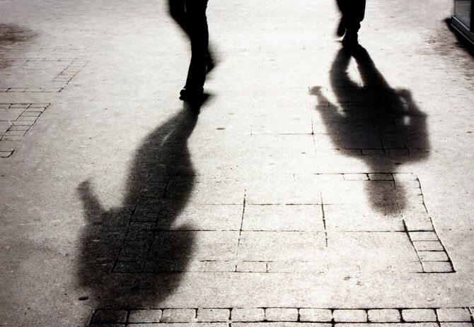 歩道を歩く二つの人影