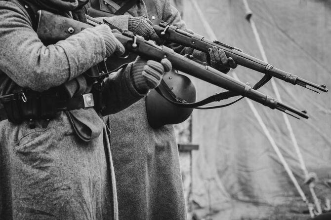 第2次世界大戦中、発砲可能なライフルを手にする2人のロシア兵