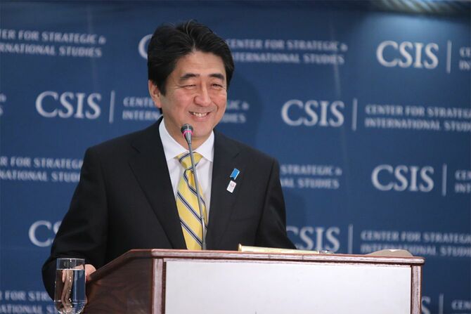 2013年2月、ワシントンD.C.を訪問中の安倍晋三首相（当時）、CSISにて。