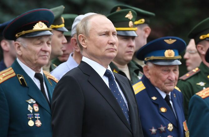クレムリン壁際にある「無名戦士の墓」で行われたドイツのソ連侵攻から81年目を迎える「追悼と悲しみの日」で、花輪贈呈式に出席するプーチン大統領＝2022年6月22日、モスクワ