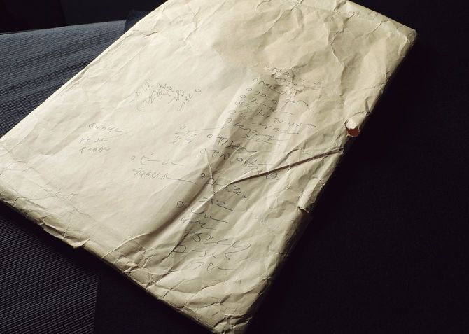 かばんも兼ねる封筒メモ●かばんを持たない田原氏にとっては封筒がかばん代わりだ。封筒が破れて使えなくなる前に、メモで表面が埋まってしまうのが常。約2週間ほどで新しいものに替えるそうだ。