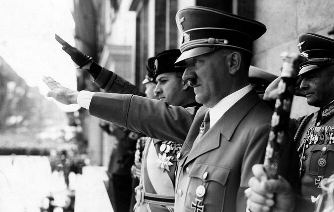ベルリンの首相官邸のバルコニーで敬礼するアドルフ・ヒトラー