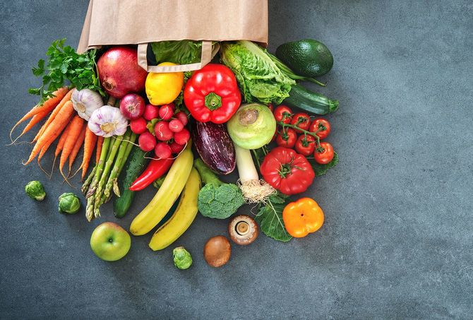 新鮮な野菜や果物のショッピング バッグ