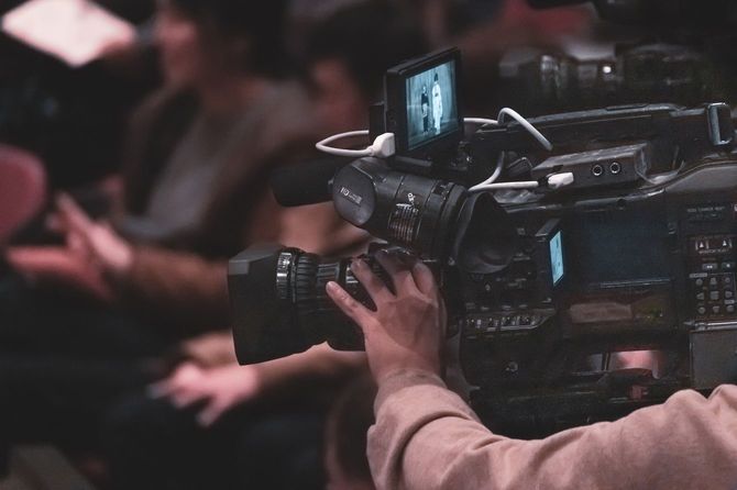 撮影中のテレビカメラ