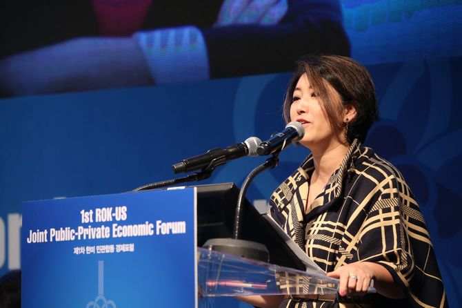 韓国政府主催のカンファレンスで講演する堀江さん。