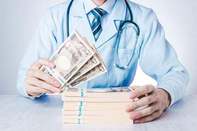 100万円の札束で1000万円を見せている医師