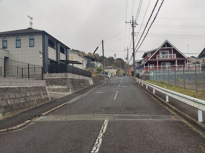 傾斜地に造成されたひな壇住宅地。各区画に擁壁が設けられている。（千葉県東金市油井）