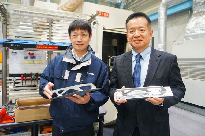 開発マネージャーの石川貴規さん(左)と代表取締役社長の寺西基治さん(右)