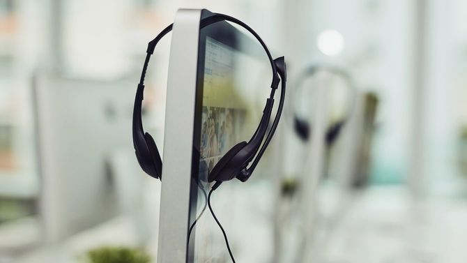 PCモニタにかけられたヘッドセット