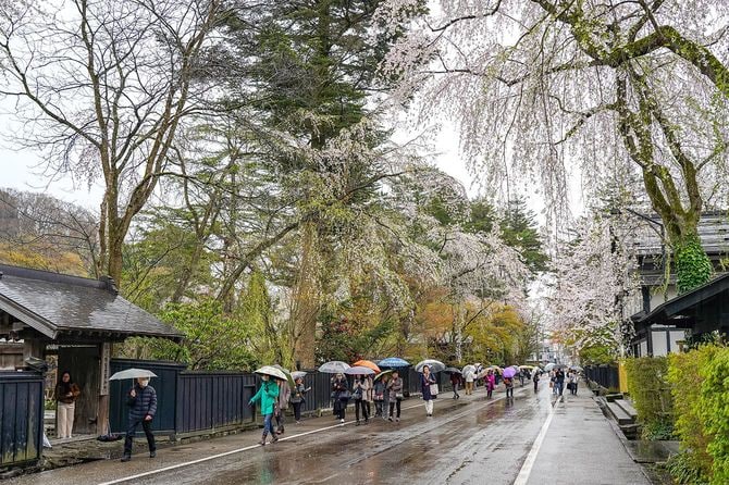 雨の日の角館武家敷通り