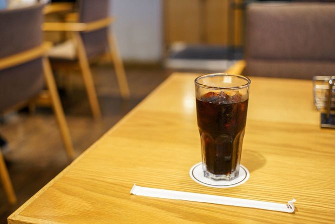 テーブルの上にアイスコーヒー