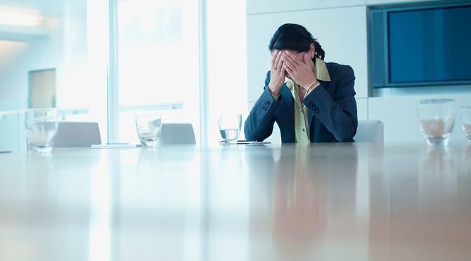 ビジネスウーマンのコンファレンステーブルに座る