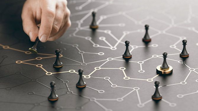 チェスの駒を並べている様子