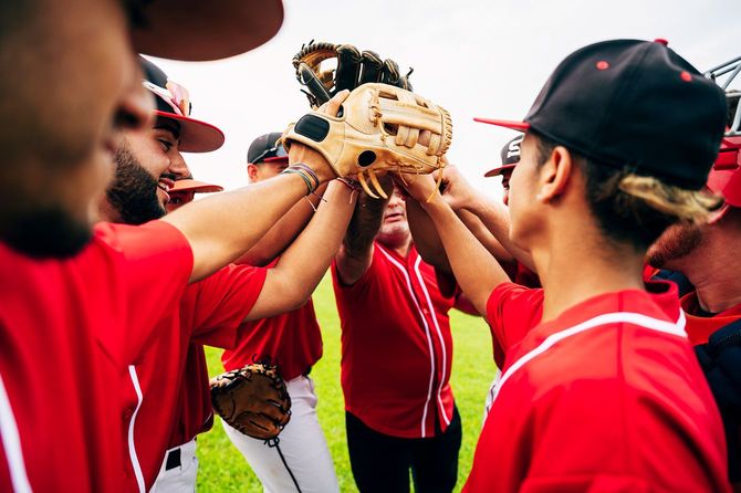 グローブでハイタッチする野球チーム