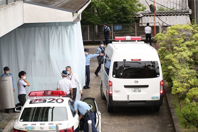 厳戒態勢が敷かれた山上徹也容疑者が送検された奈良地検＝2022年7月10日、奈良市