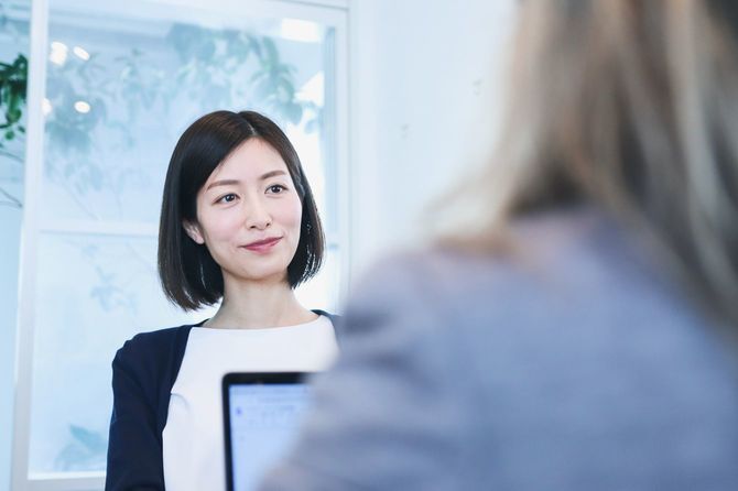 会議室で会議中