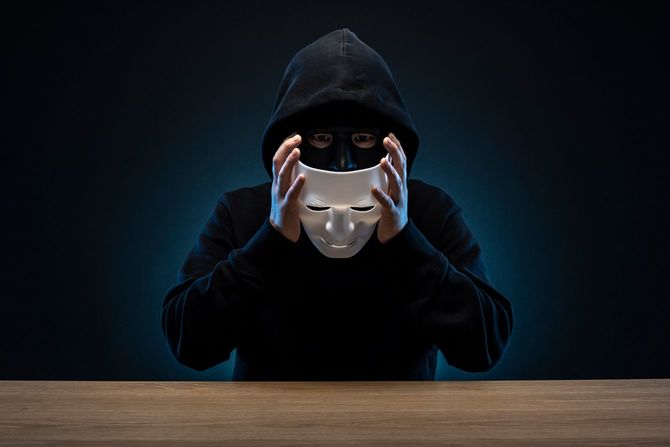 外した仮面の下にも仮面をつけている人