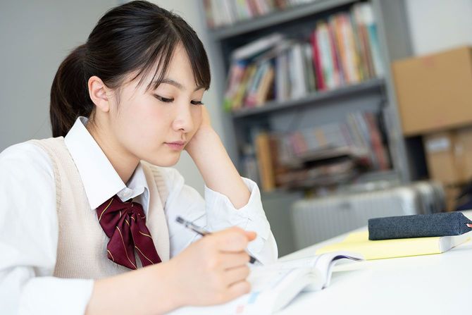 勉強している女子高生